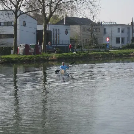 Aan De Vaart アパート